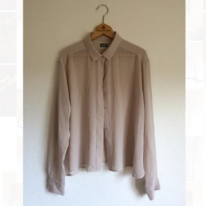 Transparent beige skjorta från weekday.
 - Transparent beige skjorta från weekday.
