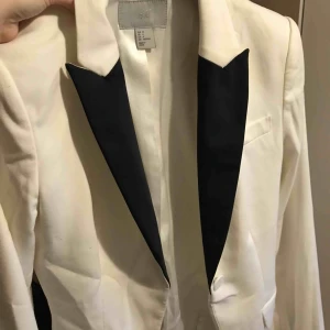  - Säljer en fin kavaj från hm som jag inte får använd för. Nästan helt ny! 