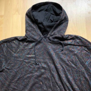  - Glittrig croptop hoodie från Monki!  Lite baggy så passar större storlekar också! 