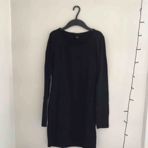  - Basic svart vardagsklänning. Tight passform, i mjukt t-shirttyg.