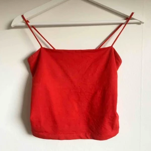  - Linne från gina som tyvärr inte kommer till användning mer✨Den ser lite orange ut på bilden men den är helt röd