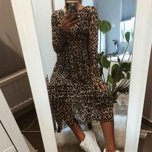  - Leopard klänning i tunt material. Frakt tillkommer 
