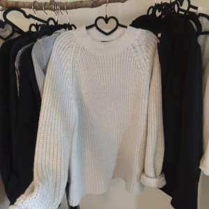  - Stickad tröja i vit och silver trådar från Rut&Circle storlek L. Ganska liten i storlek. 130kr.  Kan fraktas då köparen står för frakten.🌷 