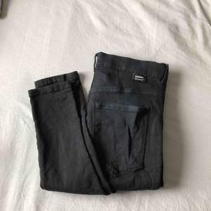 Svarta Dr denim jeans i storlek M. Väl använda men i fint skick, lite uttöjda pga att dem är så stretchiga (bild 3) men det syns inte när man har på sig dem