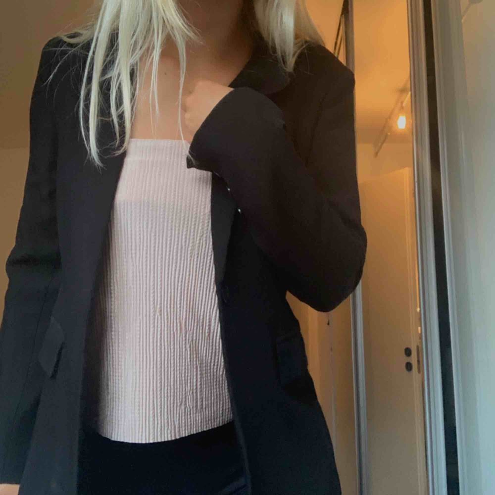 Snygg blazer från NAKD i storlek 34, passar mig som vanligtvis har 36. Använd ca 5 ggr. Nypris 599kr, jag säljer den för 270kr inklusive frakt . Jackor.