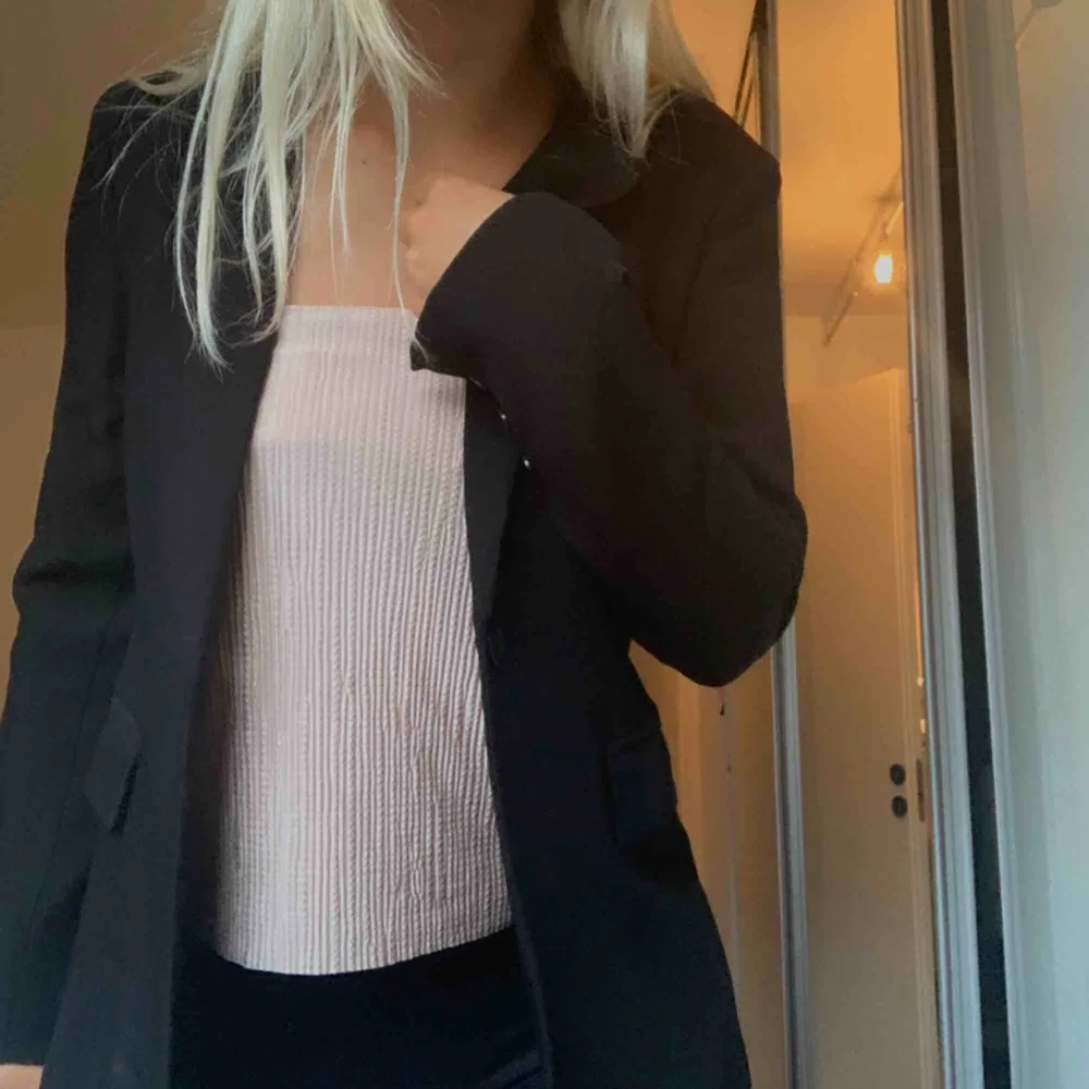 Snygg blazer från NAKD i storlek 34, passar mig som vanligtvis har 36. Använd ca 5 ggr. Nypris 599kr, jag säljer den för 270kr inklusive frakt  . Jackor.