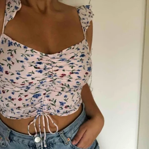  - Superfint linne med blommor på! Går att justera hur lång tröjan ska vara genom snörena