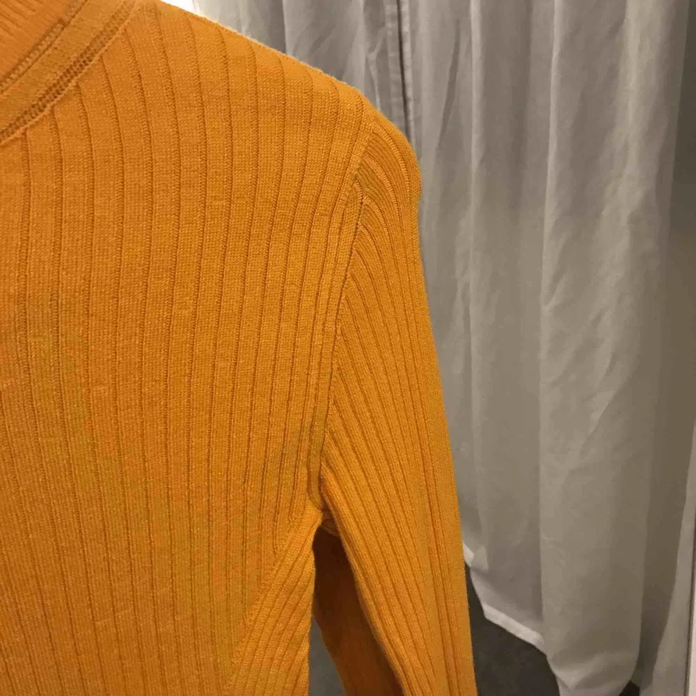 Senapsgul ribbad top från H&M. Aldrig använd. Nypris 99 SEK.. Toppar.