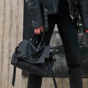  - Säljer min Zadig väska för otroligt bra pris då jag köpte den för 4 285 kr! Superfint sick, använd fåtal gånger, kvitto, original påse, bag, papper RUBBET inkluderat! Som om du skulle köpa den från butik.