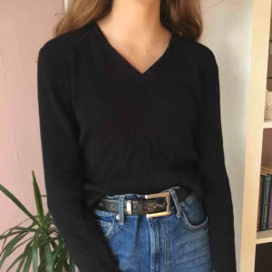  - Säljer en svart v-ringad tröja, och en nästan likadan rosa (se bild 2) 💕1 för 40kr 2 för 60kr + frakt. Passar XS-M beroende på hur man vill att den ska sitta! Använda men ändå bra skick :)