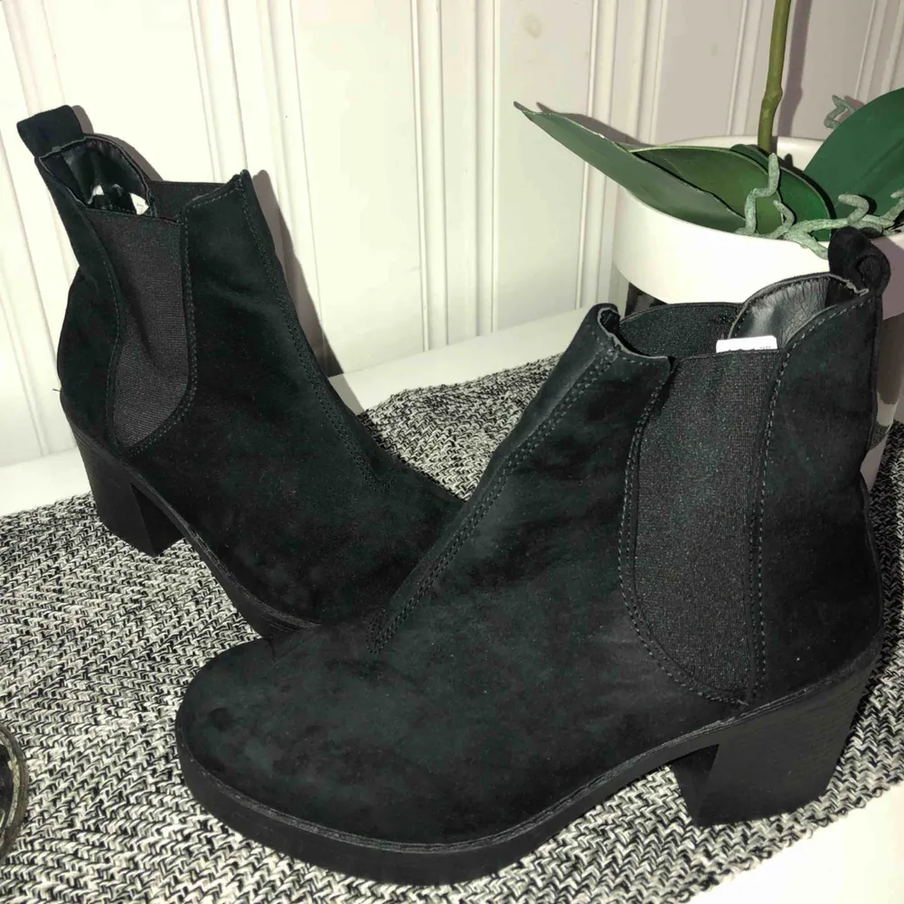 Skit snygga svarta boots men en klack från din sko, använda en gång. 150kr inklusive frakt! . Skor.