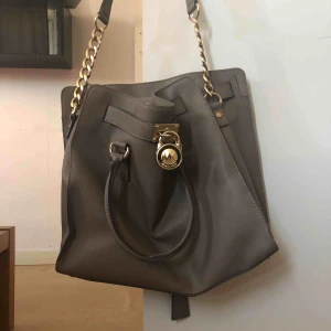  - Michael Kors väska, i bra skick. Väldigt fint. Har inte kvitto då den köptes länge sedan. Pris går att diskutera vid snabb affär.   Köparen betalar frakt.