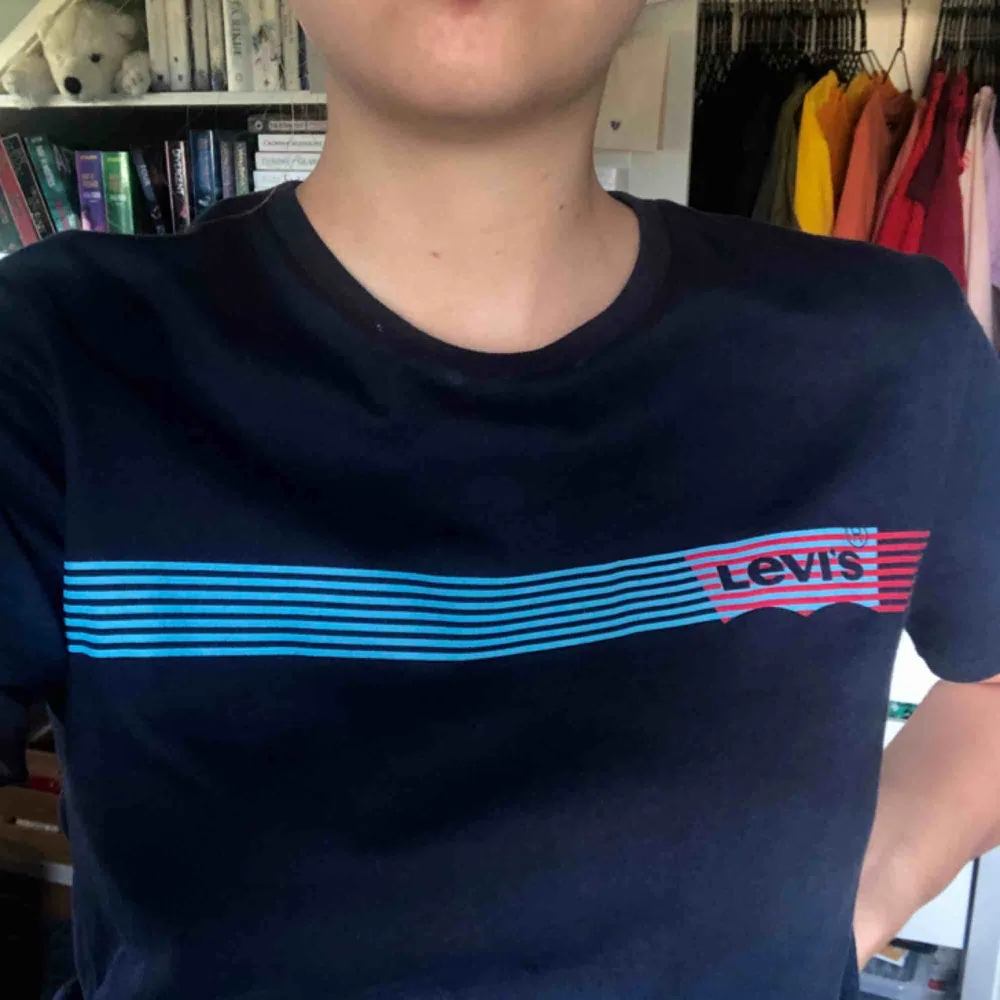 Supersnygg Levi’s tshirt köpt i USA! Säljes då den är lite för liten för mig . T-shirts.