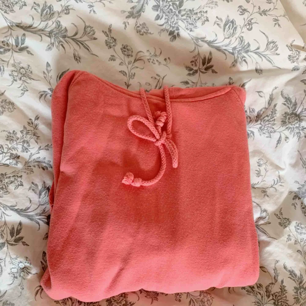Säljer den populära hoodien från BikBok i en superfin rosa färg. Fraktar men köpare står för fraktkostnad!. Hoodies.