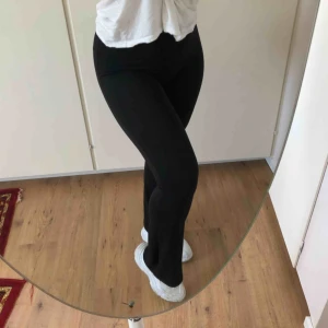  - Svarta, tunna,mjuka bootcut byxor, supersköna! 