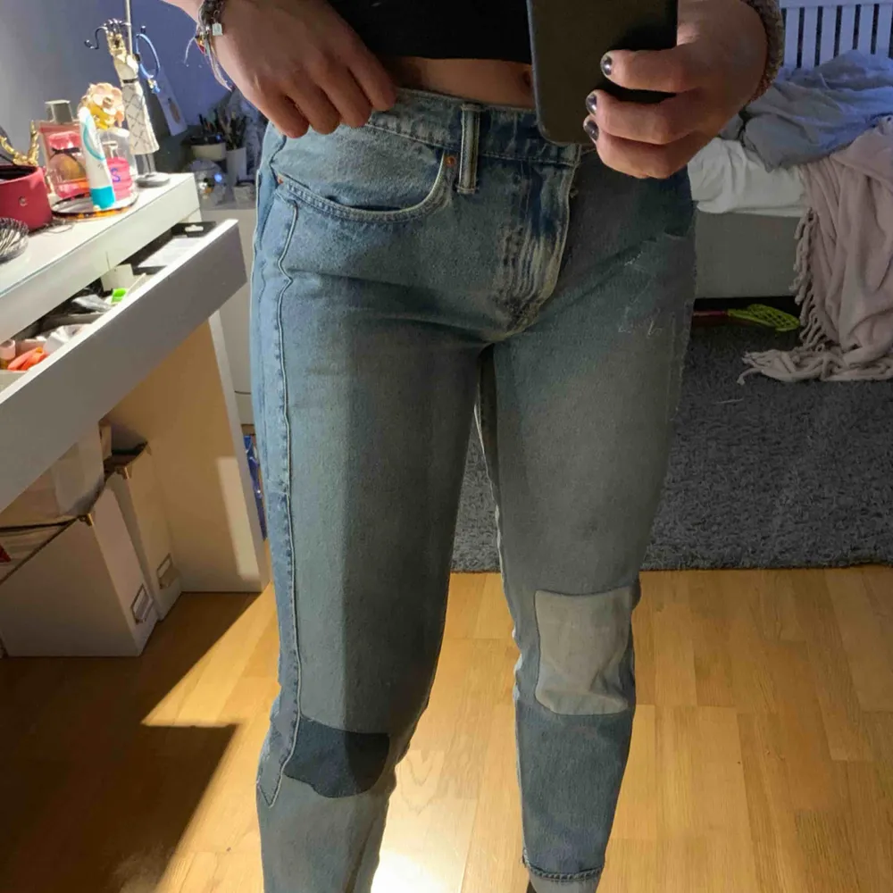 Ett par Levis jeans som är små i storlek då min vanliga storlek är 29. Jätte fin design men byxorna kommer tyvärr inte till användning längre, bra skick. . Jeans & Byxor.