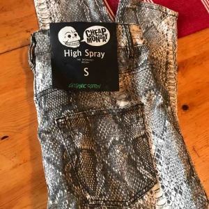  - Med ettiket på. Cheap Monday original leopardo I grå. Taight fit. Ca en 36 