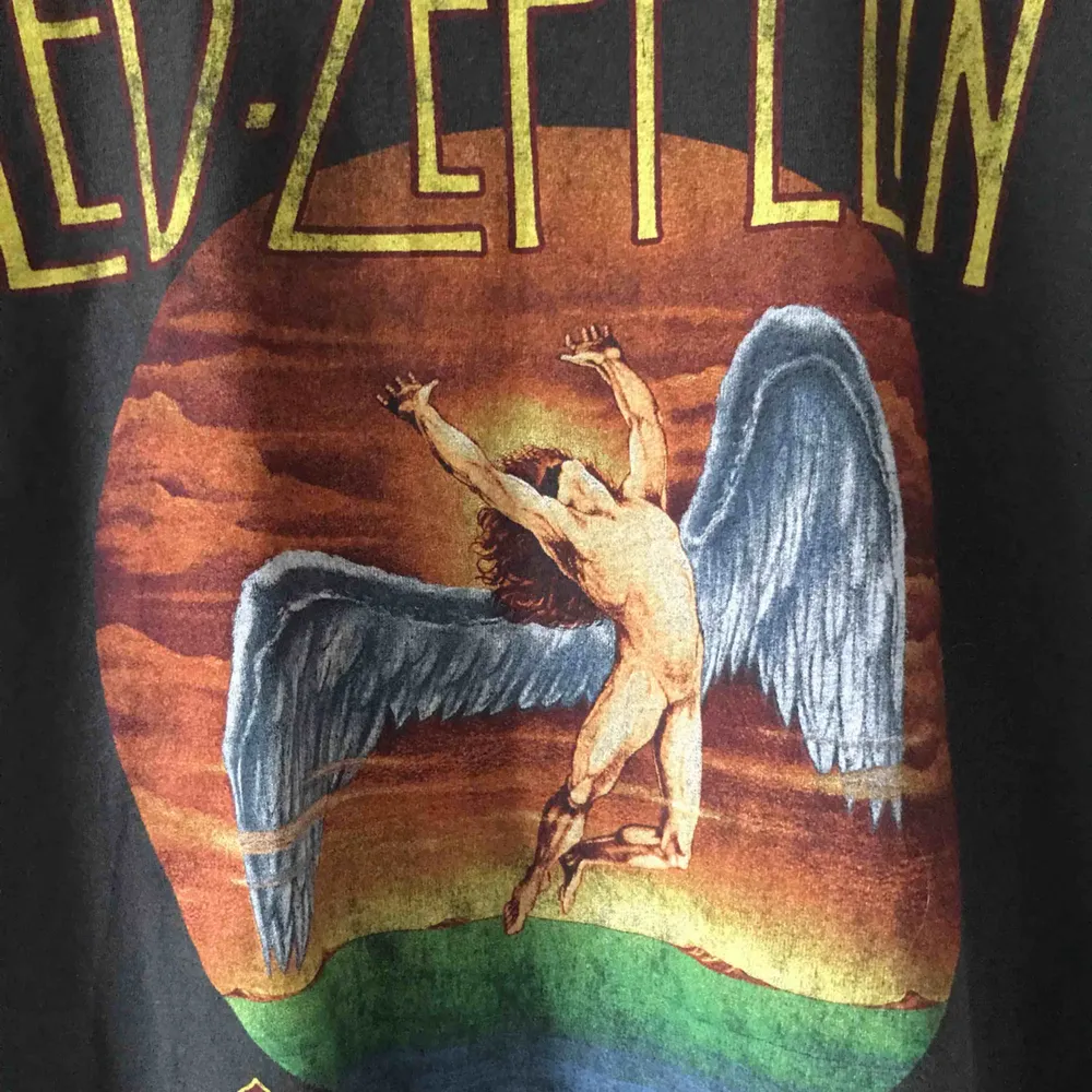 Säljer denna balla Led Zeppelin band t-shirt. Endast använd en gång, säljer pga kommer tyvärr inte till användning längre... Köparen står för frakten 🎸. T-shirts.