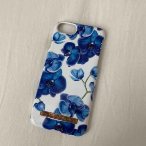  - Superfint iphone 8-skal från Ideal of Sweden📱Har varit min mobil trogen i nästan 1 år och är därför lite slitet på sina ställen. Små skrapmärken i hörnen och ett hörn är av men trots det sitter skalet väl på plats👌 Frakt tillkommer!✨