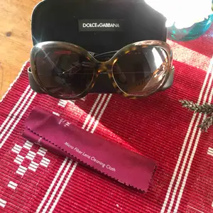 Solglassögon från Dolce Gabbana. Original med sin box.  Mycket väl omhändetagna 