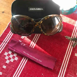  - Solglassögon från Dolce Gabbana. Original med sin box.  Mycket väl omhändetagna 