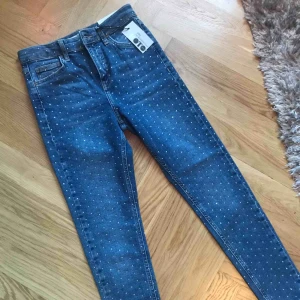  - Så snygga jeans köpta här men kommer inte i dem :( Oanvända med lapparna kvar, har såklart testat men that’s it! 259kr, som hittat!