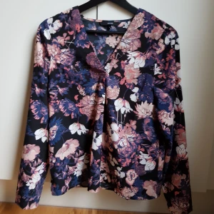  - Blus - använd fåtal ggr, frakt tillkommer