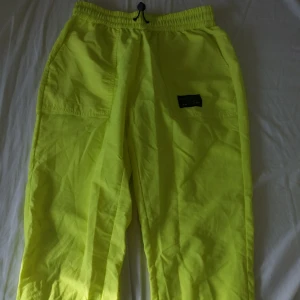  - neongröna byxor, inga fläck eller hål. köpte de i Juni i Paris o har inte haft på mig de så mycket så de är ganska nya. väldigt trendiga och jag brukar få många komplimanger om de. Möter köparen hälst i Växjö! :)