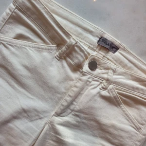  - Bootcut jeans med känsla av kostymbyxor från Filippa K. Ett av de skönaste byxorna jag någonsin ägt och sitter 👌  Detta är ett kap även fast de är liiite skitiga absolut längst ned på byxorna (syns ej!!)  Kan mötas upp i Huddinge, Älvsjö, Årsta, Globen & Västberga