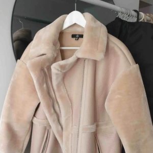  - Bikerjacka från missguided i storlek 34, oversized modell så passar upp till M. knappt använd!. nypris ca 1000kr