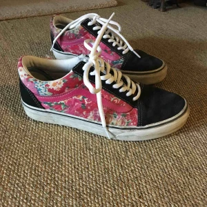  - Mina gamla vans söker ny ägare! Skosnörena är nya för de gamla gått sönder. Är lite slitna på sidan som ni kan se på bild men annars hela✨☀️💖