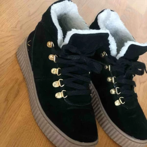  - Vinterkängor med creepersula, sparsamt använda, lite slitage finns på insidan av vristerna.   Kan skickas, köparen står då för frakten. 