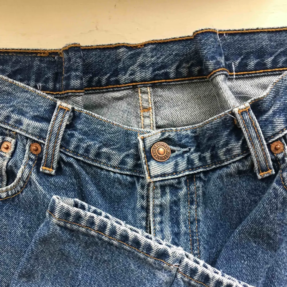 Supersnygga Levis jeans. W33 L30 MEN jag har sytt in dem med ca 10 cm i midjan! Har använt dem utan fickorna (se bild) men kan sy på dem för den som vill🌻 kan även sy in byxorna mer eller ta bort stygnen🌻. Jeans & Byxor.