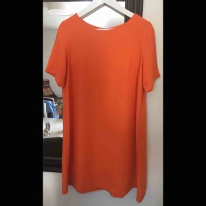  - Fin klänning i utsvängd modell, använd endast en gång. 