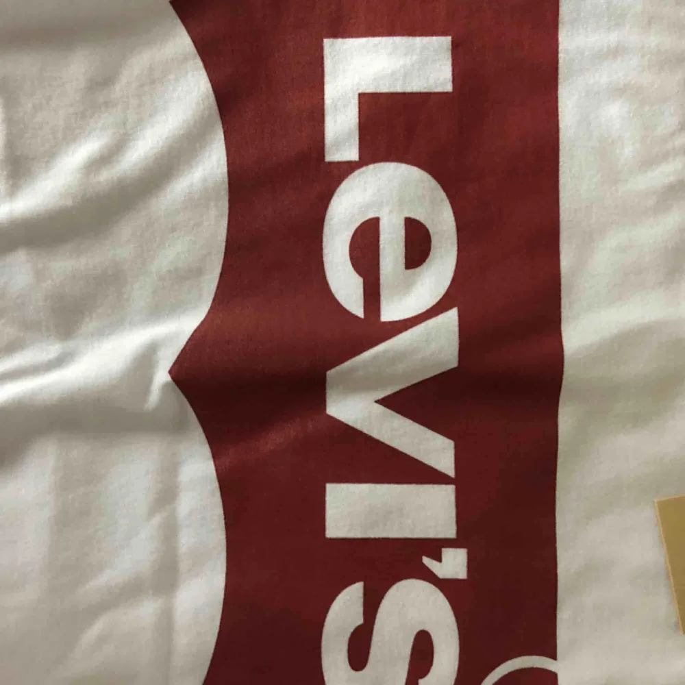 Helt oanvänd Levis T-shirt, prislappen sitter till och med kvar. Köpte för 200kr :). T-shirts.