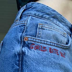 Jeans med broderiet ”girls bite back” vid fickan
