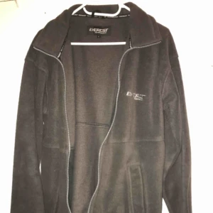  - Superfin brun tjocktröja från Everest. Står storlek l men skulle mer säga att det är en m  150kr inkl frakt:) 