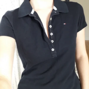  - Äkta Tommy Hilfiger Piké. Fint skick! Frakt: 42:- med postens S-emballage. Flyttar nu slutet av OKT så köp innan! Kram!