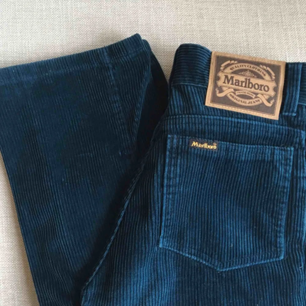 Sällsynta Marlboro jeans i Manchester i färgen mörk blå/grön! Knappt använda! Passar en strl W24 (XXS-XS) . Jeans & Byxor.