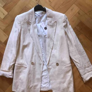 - Oanvänd (lapparna kvar) kavaj från Topshop i beige linnetyg. Storlek 36 (uk 8) men passar även mindre och större. Nypris 590kr. Skickas eller hämtas i skanstull.