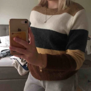  - Stickad fler färgad tröja från H&M, perfekt för hösten & vintern. Köpt för 199kr och använda några gånger. Vid eventuella frakt tillkommer en frakt kostnad. 