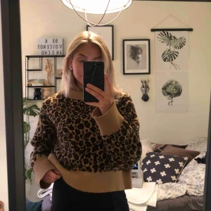  - Snygg stickad leo-tröja i skönt material! Sticks inte !! Köpare står för frakt på 59kr 🙏🏼