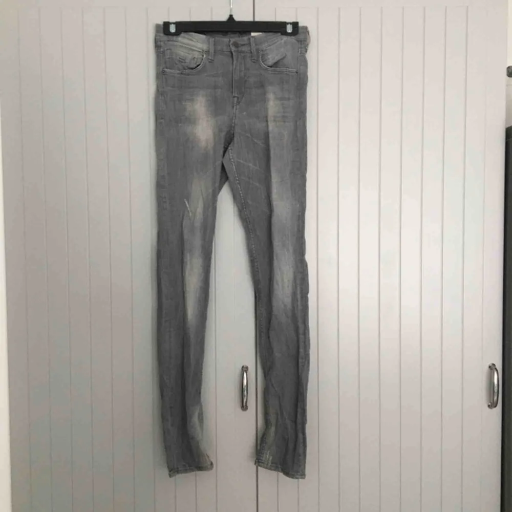 Gråa jeans med stretch och fåtal samt små slitningar (som fanns vid köp). Modell slim, regular waist. Storlek 26x32. Använda ett fåtal gånger. Finns på flera sidor. De är lite för långa för mig som är 162cm.. Jeans & Byxor.
