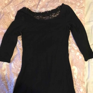  - Magisk cocktailkkkläning. Med fin spetsdetalj i ryggen! Kommer aldrig till använd, därför den säljs! 