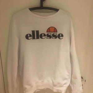  - En vit sweatshirt från Ellesse, storlek M/38, säljer för använder aldrig den, tar endast swish, 270kr inklusive frakten i priset🥰🥰