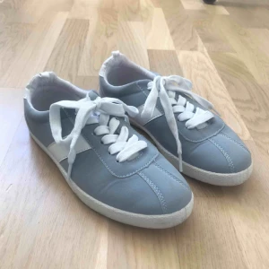  - 🦕 Snygga ljusblåa skor som endast är använda 1-2 gånger (frakt tillkommer) 🦕