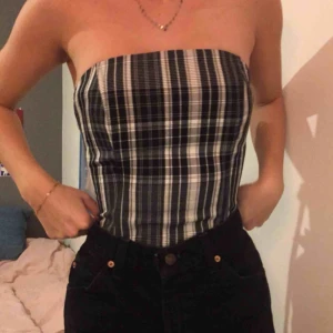  - Korsett som man öppnar med en dold dragkedja i sidan! Superfin men har aldrig fått chans att använda den 