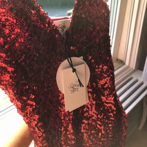  - Paljettklänning från RebeccaStella. Oanvänd och i nyskick. 450kr+frakt 60kr. 