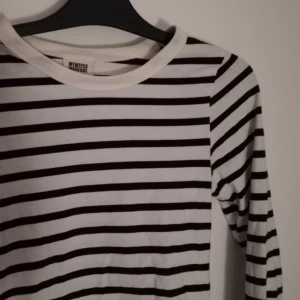  - Supergo långärmad svartvit tröja från Weekday! Köpt här på Plick, men säljer vidare då den tyvärr inte passade mig! Frakten ingår i priset ✨