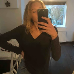  - Fin stickad tröja med ”vingar” på ryggen ifrån lely Wood! Står art det är M/L men anser att den passar en S, frakt tillkommer